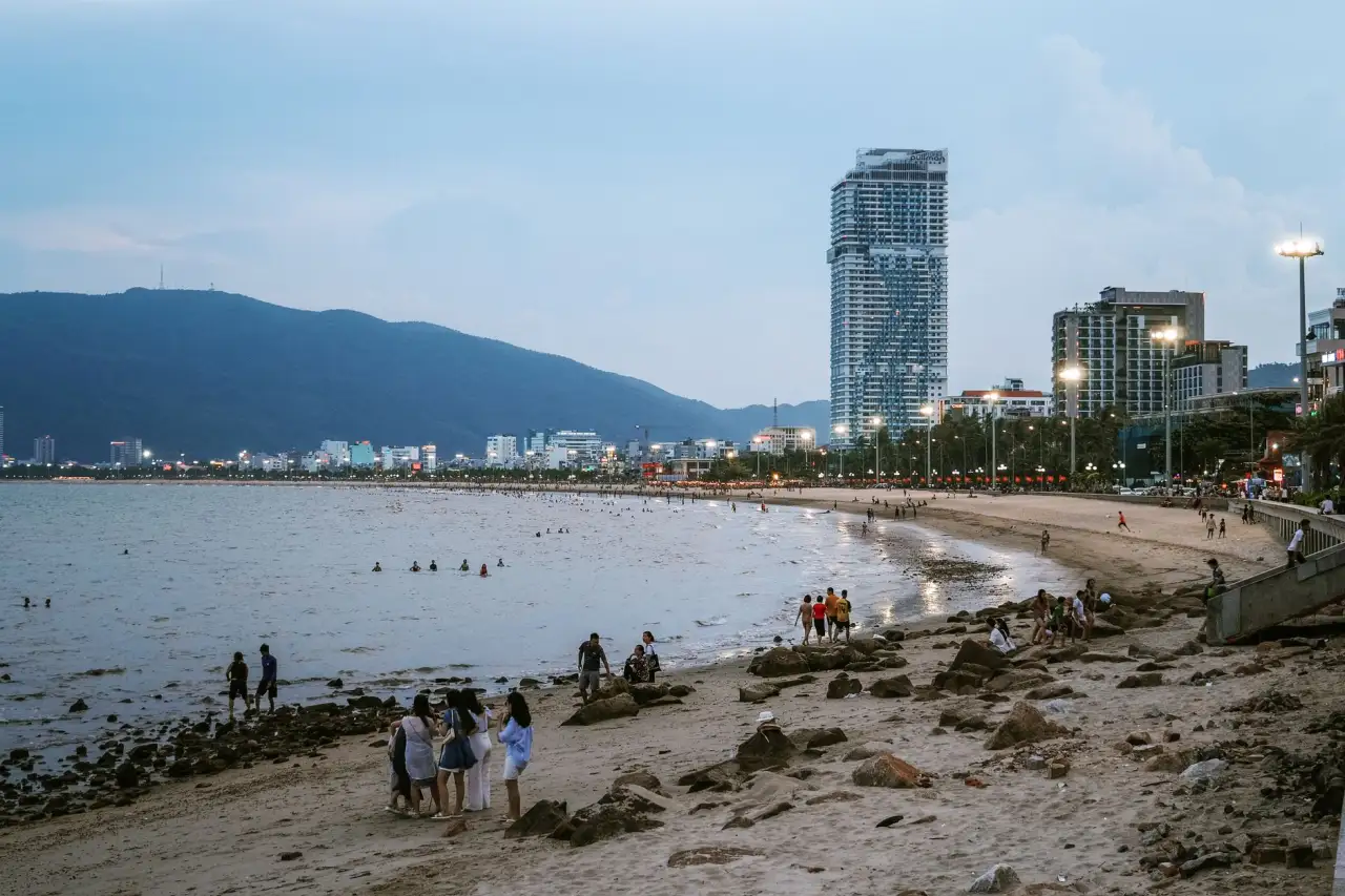 光纤照明系统与传统LED灯具在酒店空间中的对比分析