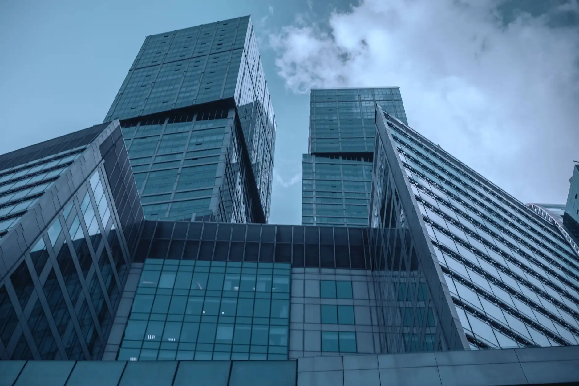 光纤照明系统与LED灯具的技术参数对比及选型建议封面图