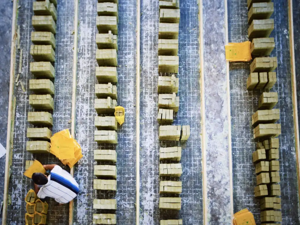 光纤照明系统与LED灯具在酒店商业空间中的选型对比分析