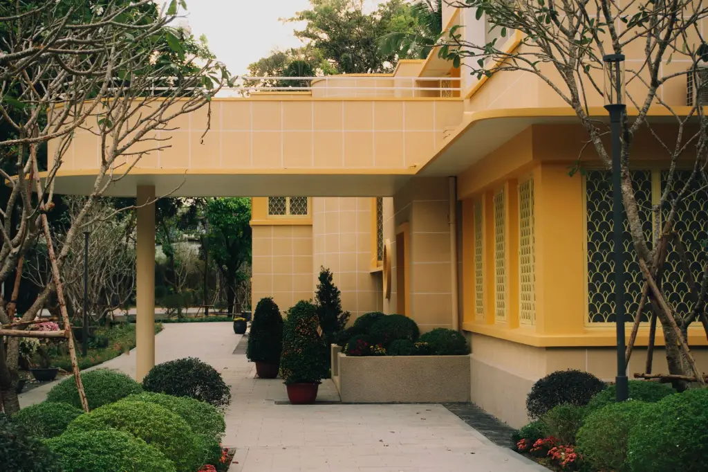 2024年深圳照明行业趋势：LED灯具与光纤技术的融合应用