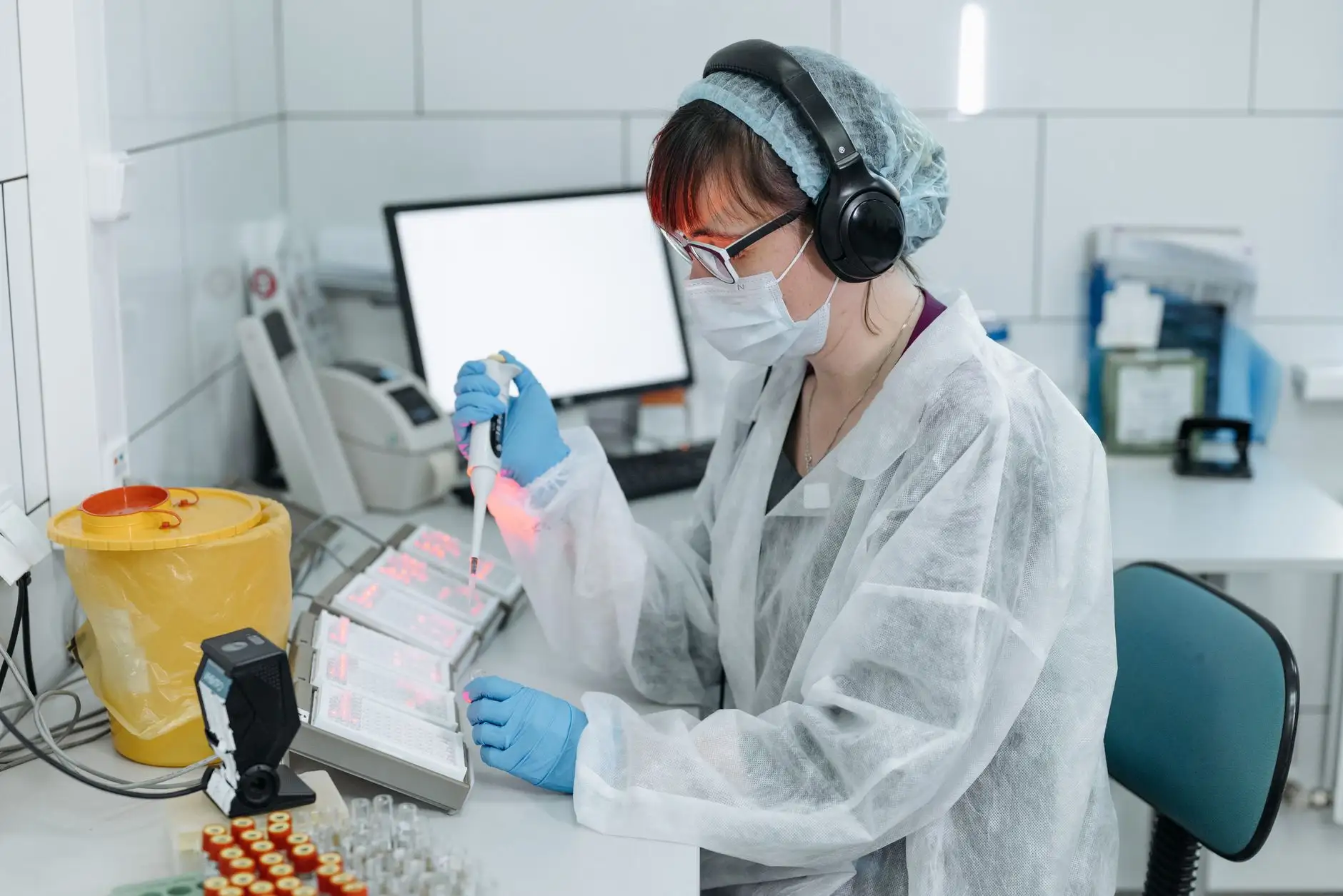 LED灯具与光纤照明对比：商业空间照明方案的技术选型要点